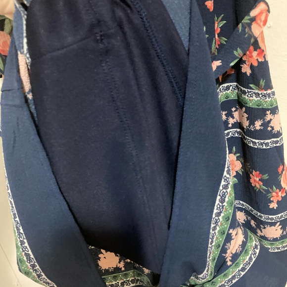 Francesca’s Trixxi Coral & Navy Blue Rose Floral Romper Size Medium - Picture 12 of 16